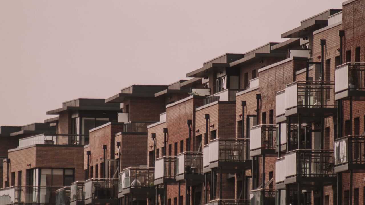 Şehirde sıra sıra apartman binaları